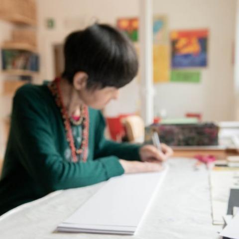 Persona alla scrivania