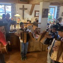 Vier Jugendliche musizieren