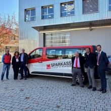 Übergabe des Kleinbusses