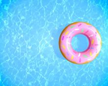 Ein Schwimmreifen im Schwimmbad