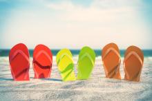 Drei Flipflop am Strand