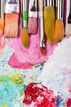 Pennelli e carta colorata