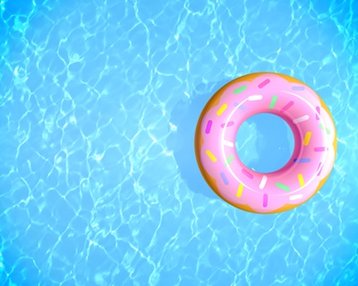 Ein Schwimmreifen im Schwimmbad