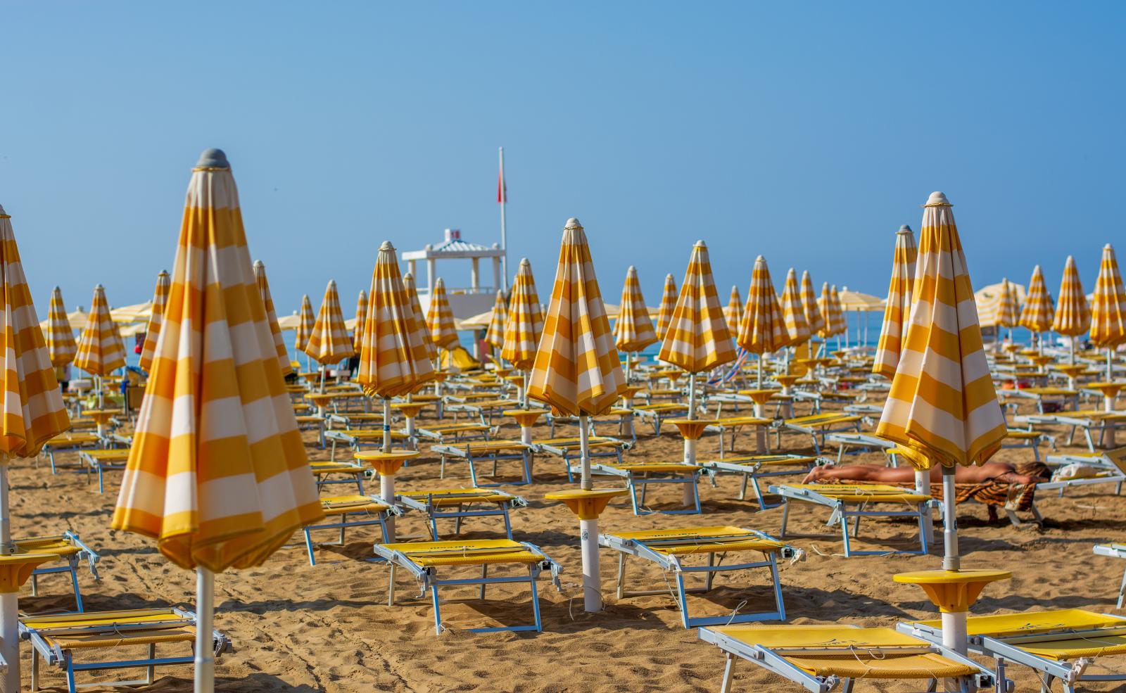 Ombrelloni giallo-bianchi sulla spiaggia