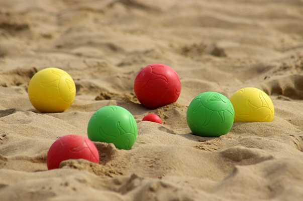 Bunte Bocciakugeln am Strand. 