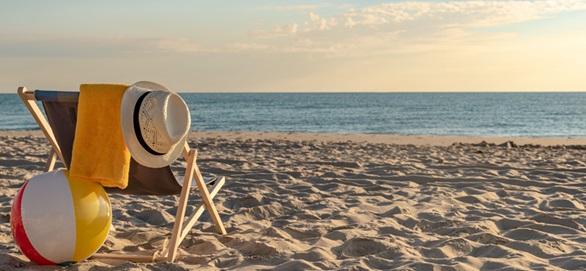 Ein Liegestuhl am Strand. 