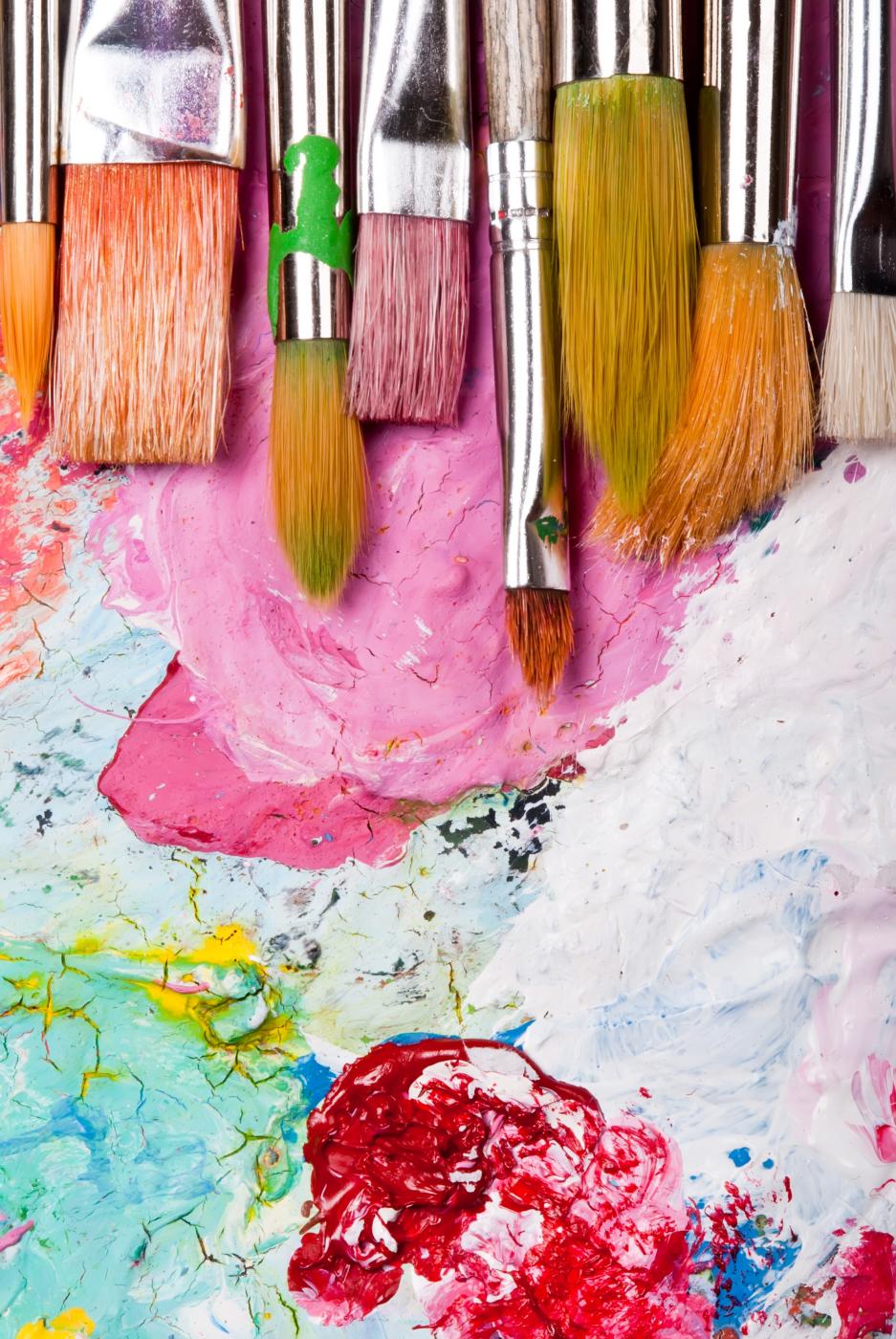 Pennelli e carta colorata