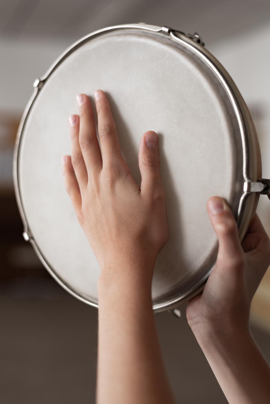 Eine Hand schlägt auf eine Trommel.
