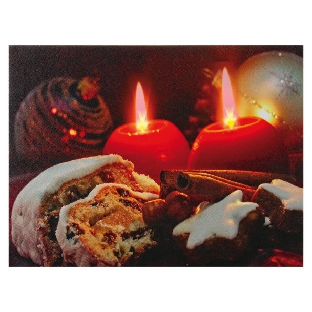 Foto zweier brennender Kerzen und Weihnachtskekse